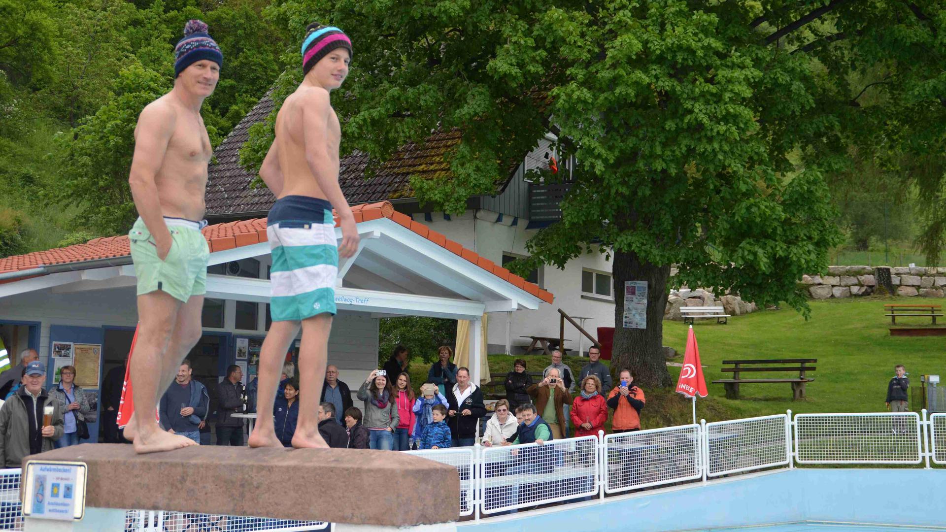 Saisoneröffnung im Mai 2016 Mit Pudelmützen Matthias Mörmann, Sprecher der Schwimmbadinitiative Lautenbach, und Sohn Jonas.