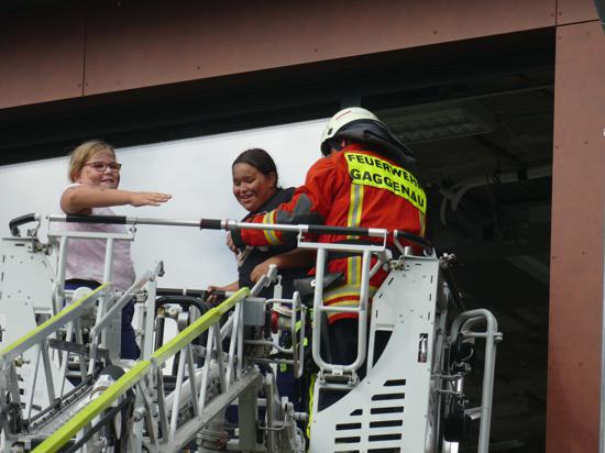 Szene aus der Feuerwehrübung an der Carl-Benz-Schule in Gaggenau: Ein Feuerwehrmann „rettet“ zwei Schülerinnen mit der Drehleiter aus dem oberen Stockwerk.