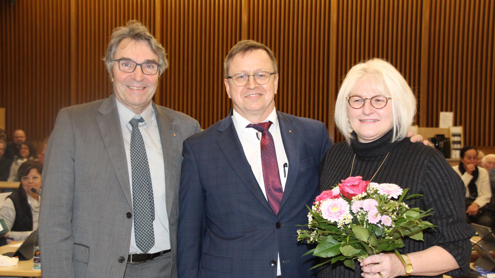 Freude über die Wiederwahl: Michael Pfeiffer (Mitte) mit Ehefrau Vera und Oberbürgermeister Christof Florus im Bürgersaal des Gaggenauer Rathauses.