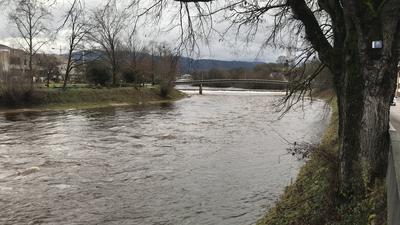 Der Wasserstand der Murg in Gaggenau schwankt durch die Regenfälle über die Weihnachtstage stark. 