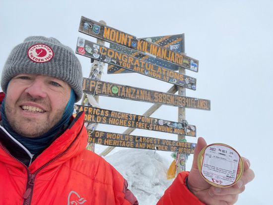 Andreas Bittmann mit einer 120-Gramm-Dose Lyoner aus Michelbach in Schnee und Eis auf dem Kilimandscharo.