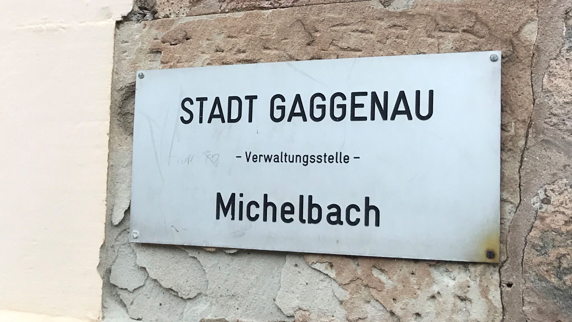 Eingangsschild am Michelbacher Rathaus mit Beschriftung „Stadt Gaggenau - Verwaltungsstelle - Michelbach“. Angelegenheiten des Dorfes und seiner Bürger werden bis auf Weiteres von Gaggenau aus geregelt.
