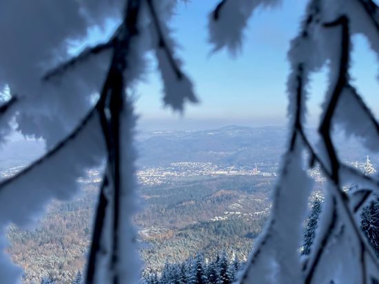 Blick vom winterlichen Merkur auf die Murgtalstadt Gaggenau.