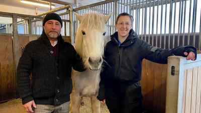 Familienbetrieb: Steffen Hecker führt das Islandpferd-Gestüt mit seiner Tochter Stefanie Bischof. Ebenfalls auf dem Foto ist Stute Buma.  Foto: Sabine Zoller