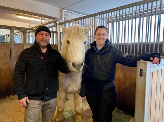 Familienbetrieb: Steffen Hecker führt das Islandpferd-Gestüt mit seiner Tochter Stefanie Bischof. Ebenfalls auf dem Foto ist Stute Buma.  Foto: Sabine Zoller