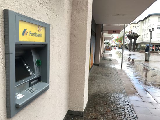 Geldautomat der Postbank am City-Kaufhaus in der Fußgängerzone von Gaggenau.