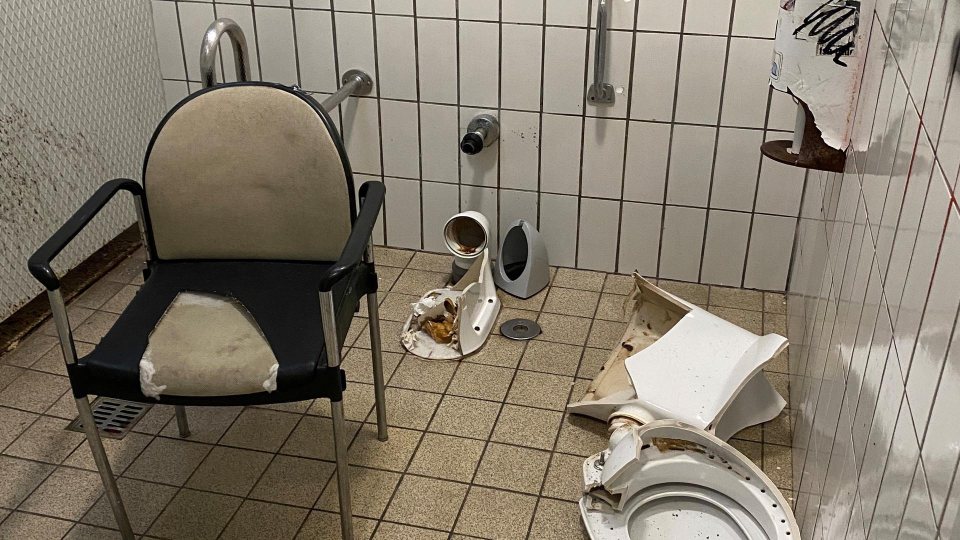 Vandalismus: Unbekannte haben die öffentliche Toilette St. Josef in der Gaggenauer Innenstadt demoliert.
