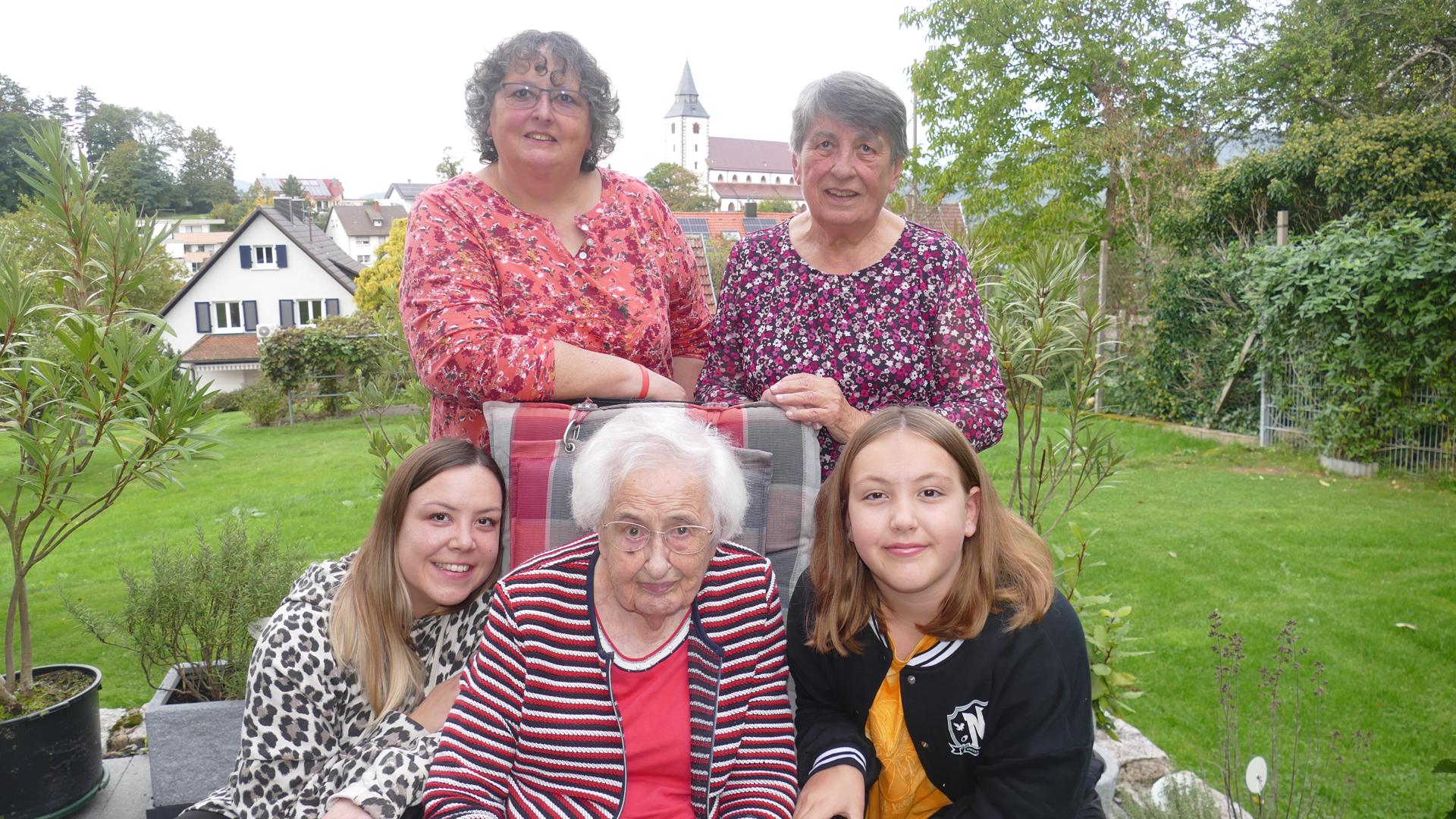 Enkelin Gaby, Tochter Gerda (beide hinten von links), Urenkelin Vanessa (vorne links) und Ururenkelin Lisa gratulieren Elenor Sprecher.