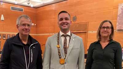 Bürgermeister Julian Christ verpflichtet die beiden Gemeinderats-Nachrücker, Maren Schmidt-Peker und Ernst Fischer, auf die gewissenhafte Erfüllung ihrer Amtspflichten.