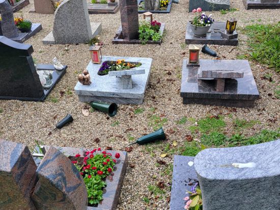 Zerstörte Gestecke: Zahlreiche Blumenvasen liegen rausgerissen auf den Wegen zwischen den Gräbern von Obertsrot.