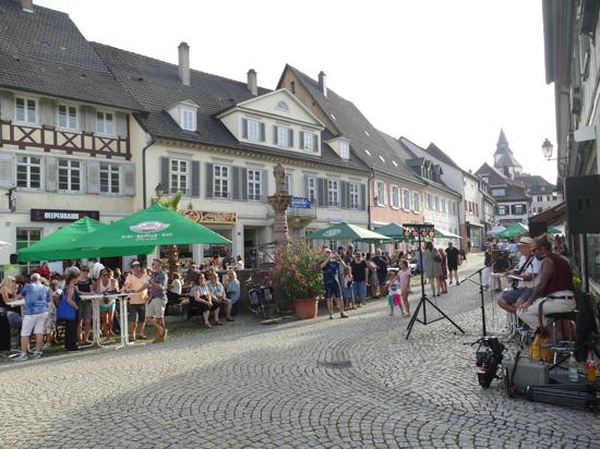 Flaniermeile ohne lästigen Autoverkehr? Die Meinungen der Altstadt-Gastronomen zur Einrichtung einer Fußgängerzone gehen auseinander. 