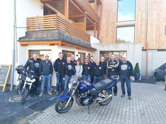 Unterstützen das Ahrtal weiter: Die Motorradfreunde Reichental lassen ihr „Touri-Geld“ in der nach wie vor geplagten Region im nördlichen Rheinland-Pfalz. 