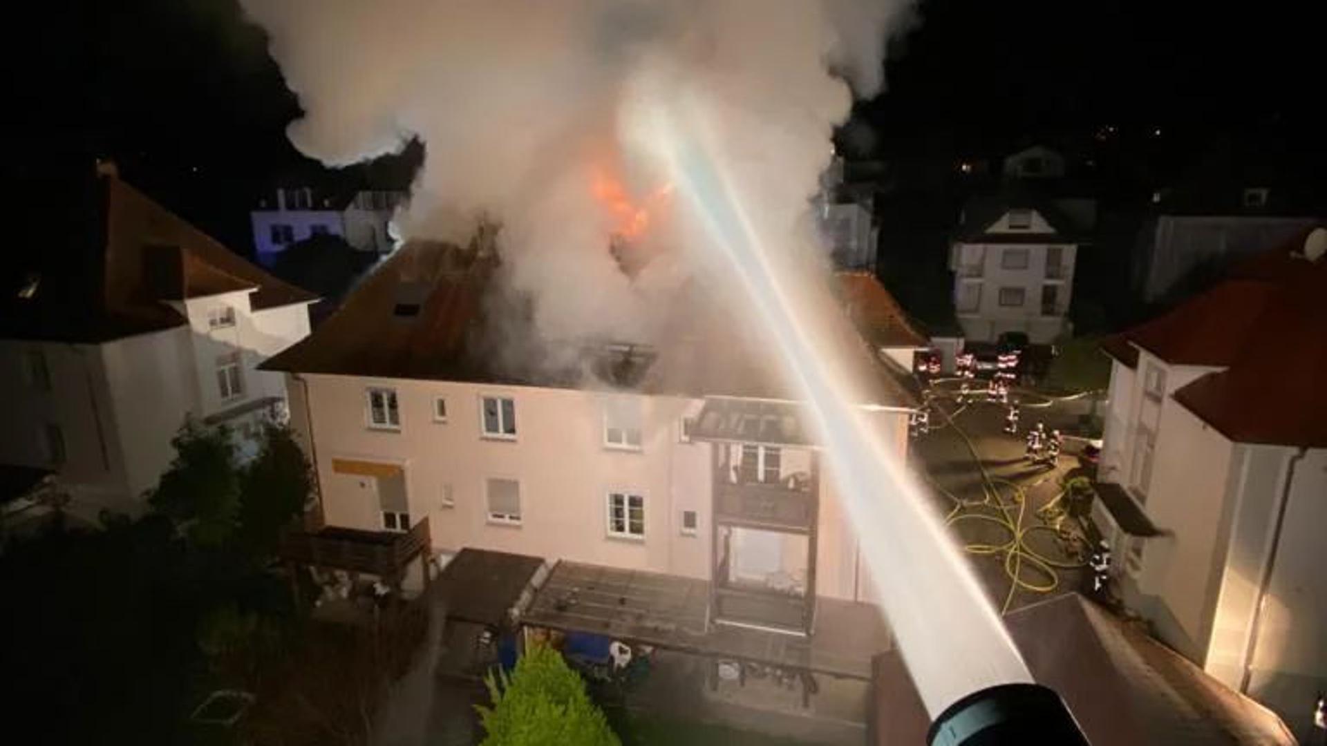 Schock am zweiten Advent: Durch den Brand eines Doppelhauses in der Weinbergstraße sind zehn Gernsbacher jetzt ohne Zuhause. 