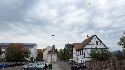 Mitglieder des Arbeitskreises für Stadtgeschichte zeigt mit Heliumballons die Dimensionen des aktuell geplanten Parkdecks auf dem Färbertorplatz.