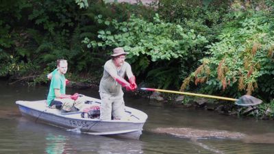 Zwei Männer in einem Boot beim Elektro-Abfischen des Kurparksees in Gerrnsbach.