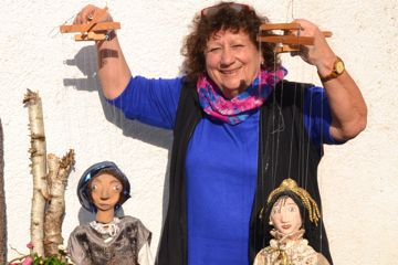 Agnes Pliester mit zwei ihrer selbstgefertigten Handpuppen.