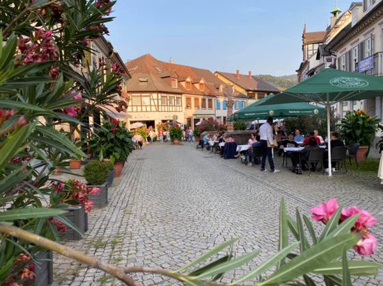Mehr Platz für Gastronomie, weniger für Autos: Mit der neuen Verkehrsführung hofft man in Gernsbach auf eine weitere Belebung der Altstadt.