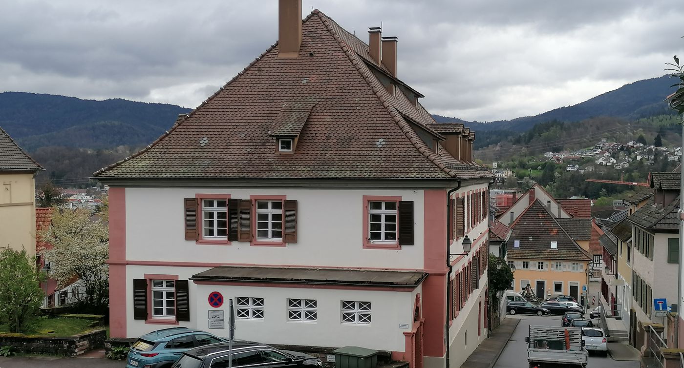 Blick auf das Amtsgerichtsgebäude in Gernsbach von der Liebfrauenkirche aus. 