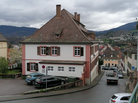 Blick auf das Amtsgerichtsgebäude in Gernsbach von der Liebfrauenkirche aus. 