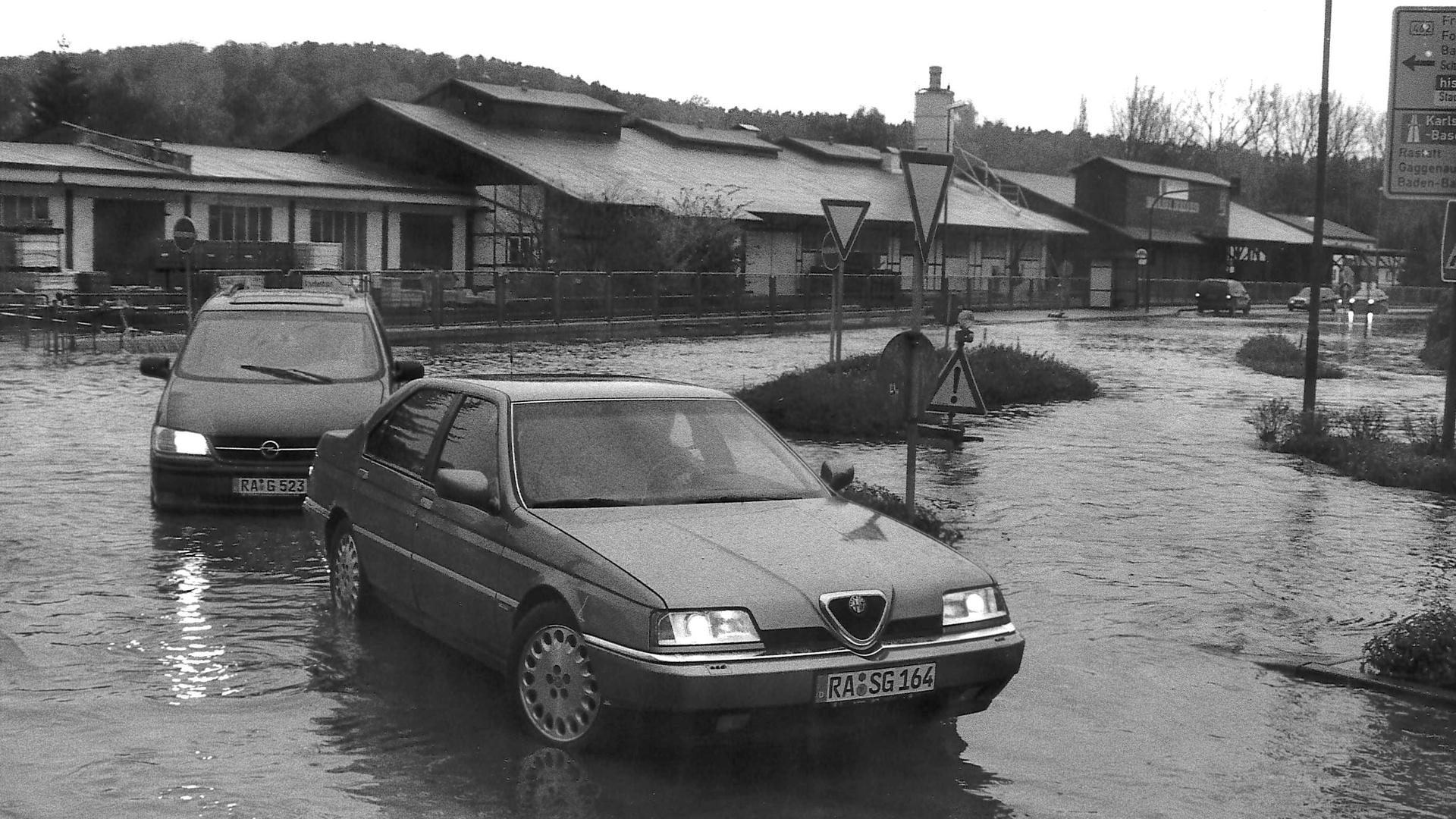 Überschwemmung am Gernsbacher Bahnhofsplatz im Oktober 1998