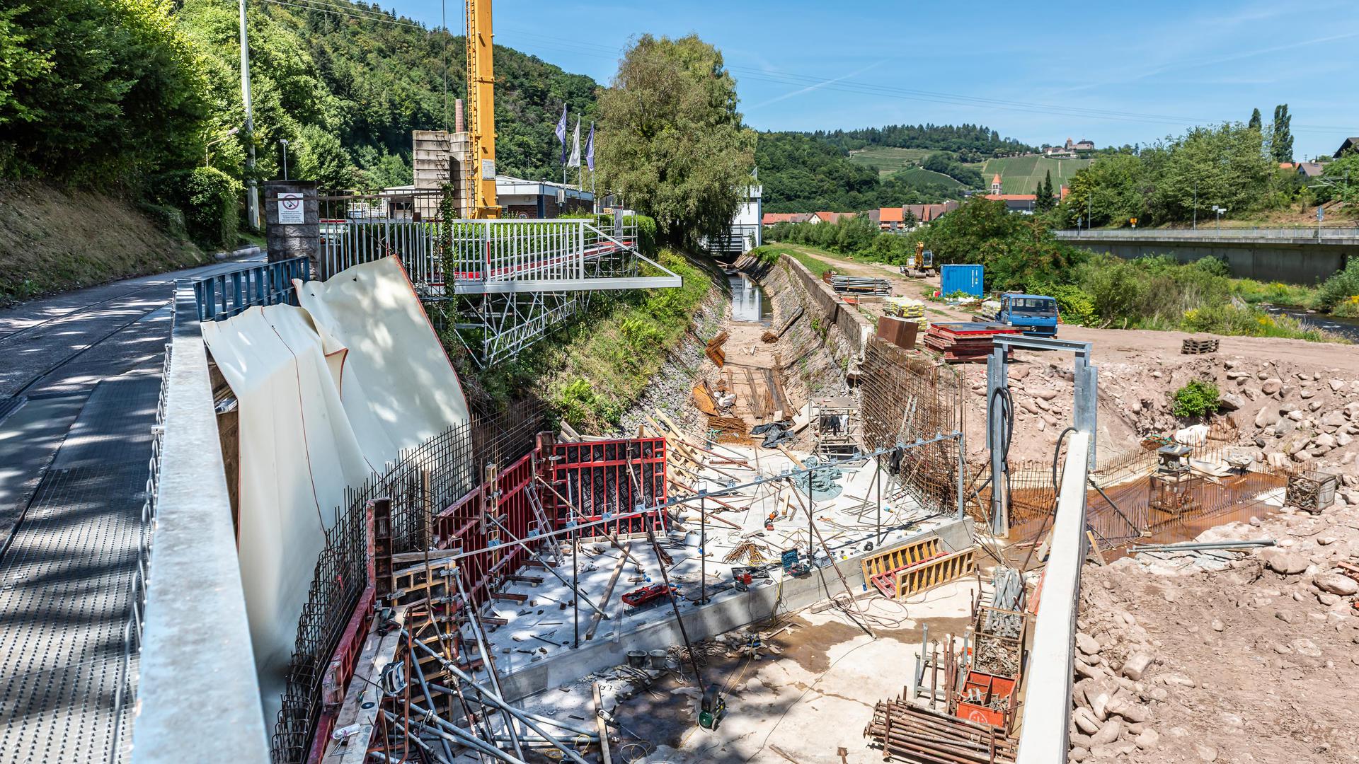 Baustelle für eine Wasserkraftanlage in Gernsbach. Die neue Horizontalrechenanlage mit Ableitung zu einer Fischtreppe ist bereits in ihren Grundzügen zu erkennen. 
