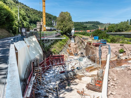 Baustelle für eine Wasserkraftanlage in Gernsbach. Die neue Horizontalrechenanlage mit Ableitung zu einer Fischtreppe ist bereits in ihren Grundzügen zu erkennen. 