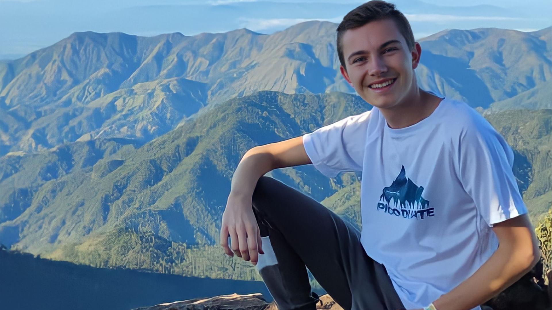 Robin Fortenbacher aus Gernsbach sitzt auf dem dem höchsten Berg der Karibik, dem „Pico Duarte“. 