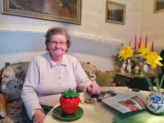 Rosmarie Lukas in ihrem Staufenberger Wohnzimmer: Die Seniorin hat zahlreiche Artikel rund um die „Staufenberger Erdbeere“ aufgehoben. 