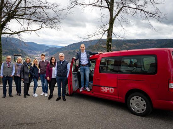 SPD-Mitglieder vor einem roten Caddy auf Schloss Eberstein.