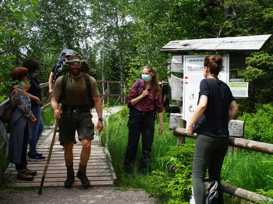 Wanderer und Teilnehmer einer Wanderung im Hochmoor. 