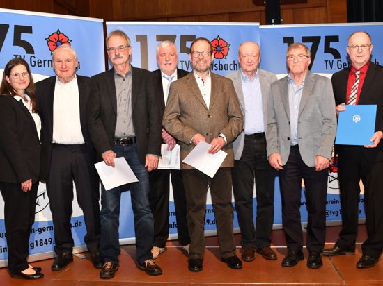 Für ihr großes Engagement dürfen sich Mitglieder der Tischtennisabteilung, der Basketballabteilung sowie der Leichtathletikabteilung des Turnvereins Gernsbach über Auszeichnungen freuen. Rechts ist Vorsitzender Jürgen Maisch zu sehen.
