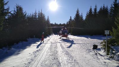 Einsatz für die Bergwacht: Ein Rettungshubschrauber landet auf einer Skilanglaufpiste am Kaltenbronn. 