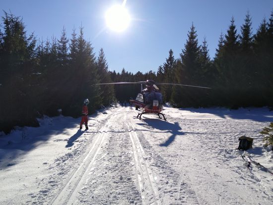 Einsatz für die Bergwacht: Ein Rettungshubschrauber landet auf einer Skilanglaufpiste am Kaltenbronn. 