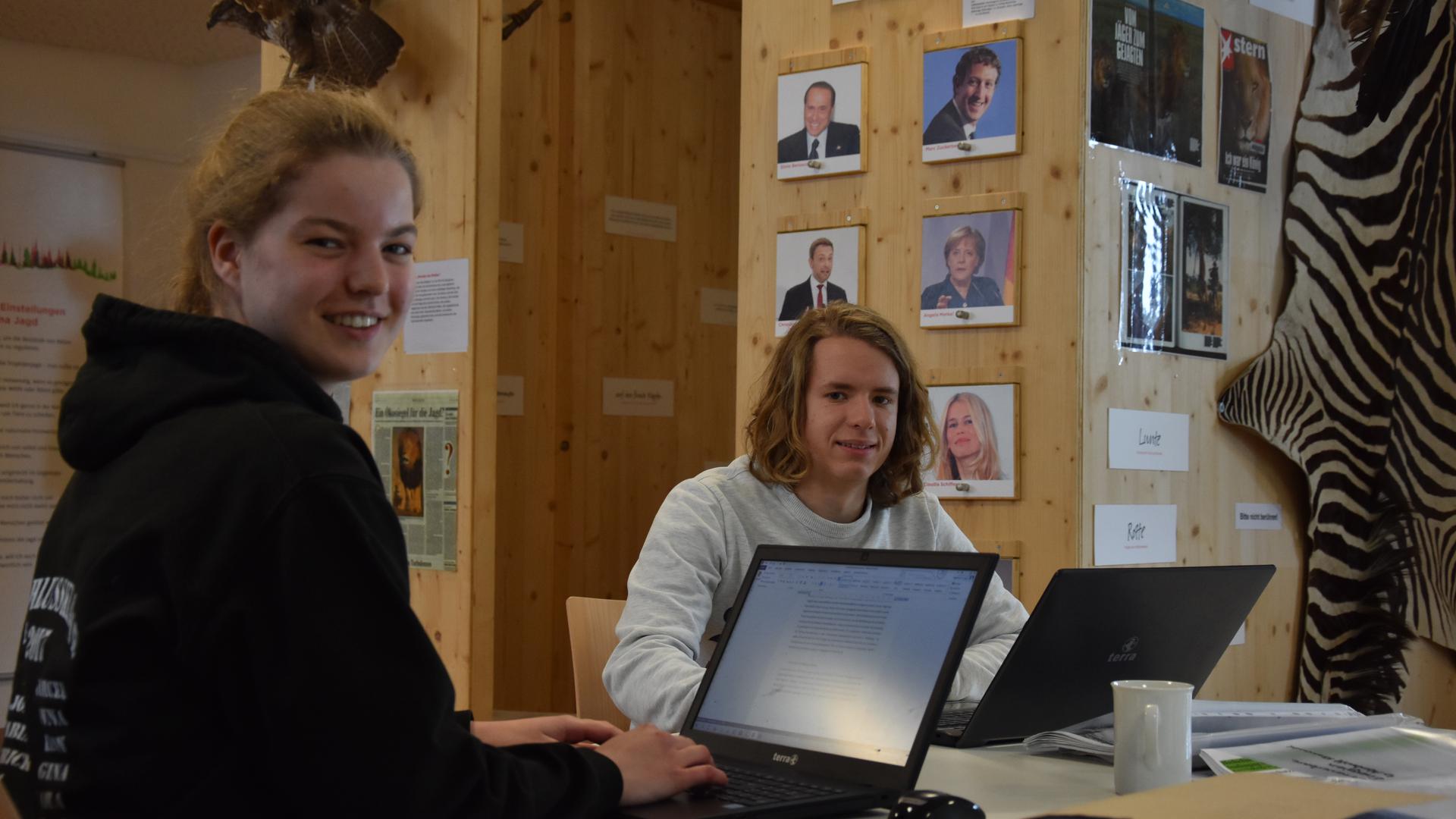 Anne Sinke (links) und Elischa Mannal, bei einer Arbeitssitzung im Auerhahn Pavillon im Infozentrum Kaltenbronn 