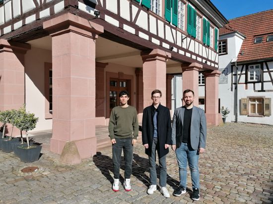 Drei junge Männer vor dem Kornhaus in der Gernsbacher Altstadt.