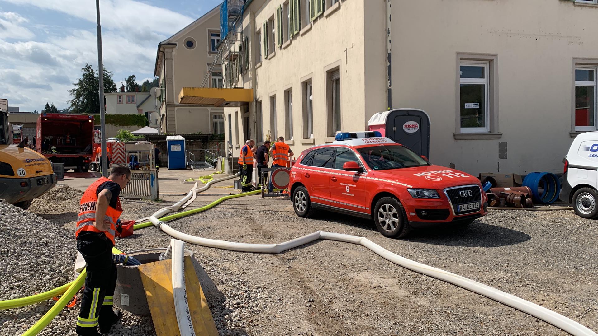 Mehrere Feuerwehrfahrzeuge stehen vor dem ehemaligen Postgebäude in Gernsbach. 
