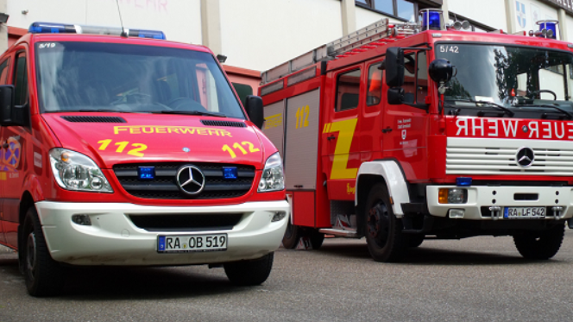 Zwei Feuerwehrfahrzeuge vor dem Feuerwehrhaus Gernsbach-Obertsrot 