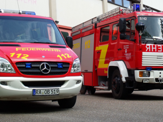 Zwei Feuerwehrfahrzeuge vor dem Feuerwehrhaus Gernsbach-Obertsrot 