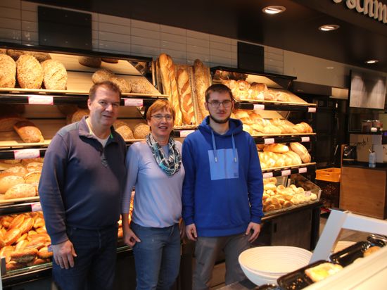 Bäckermeister Hubert Fischer (links) freut sich mit Gattin Doris und Sohn Maximilian darüber, dass ihre Backwaren an neuer Stätte schöner präsentiert werden können. 