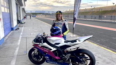 Franziska Dehn mit ihrer Yamaha R6 auf der Rennstrecke 