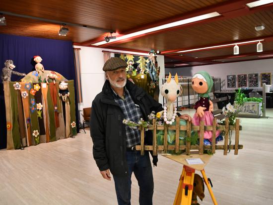Frieder Kräuter, der Vater der Gernsbacher  Puppentheater-Woche, in der Ausstellung im Foyer der Gernsbacher Stadthalle 