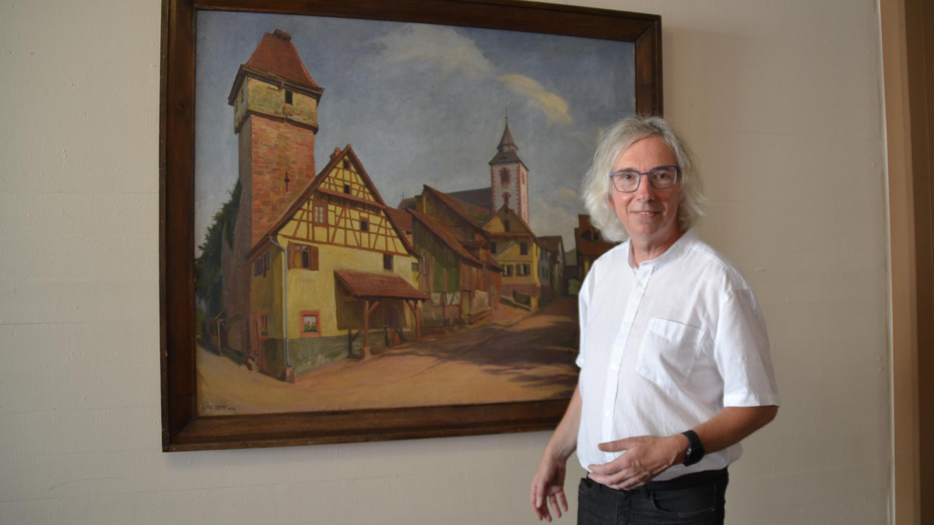 Stadtarchivar Wolfgang Froese vor Otto Grafs Bild „Storchenturm“ 