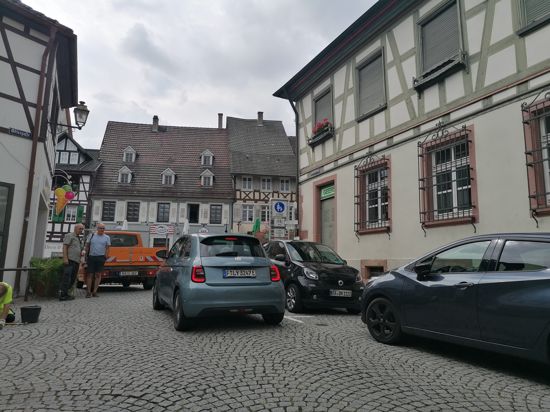 Nichts geht mehr: Chaotische Zustände in der Färbertorstraße. Lebensmittelhändler in der Altstadt registrieren bereits Umsatzeinbußen.
