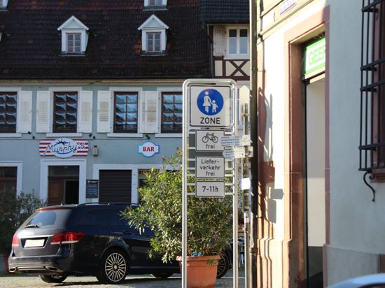 Erst widerrechtlich in der Färbertorstraße parken, dann ab durch die Fußgängerzone: Alltag in Gernsbach.