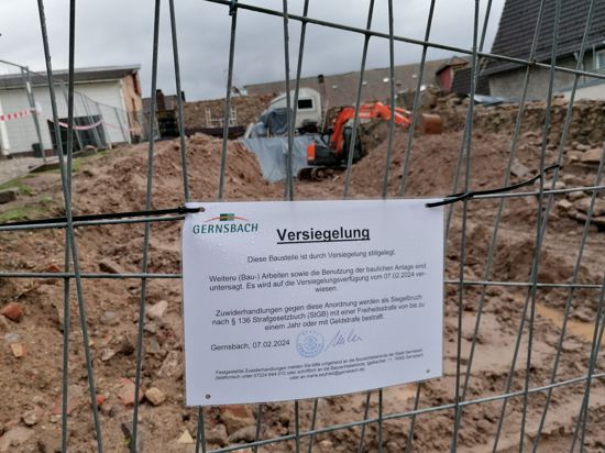Ein Zettel mit der Aufschrift Versiegelung hängt am Bauzaun des Gleisle-Areals. Damit ordnet die Stadt Gernsbach den sofortigen Baustopp an.