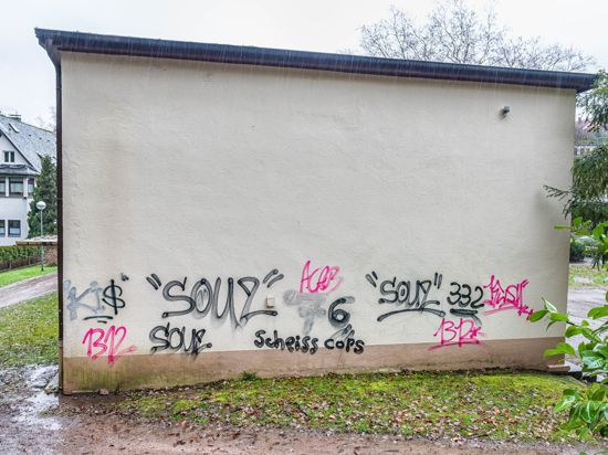 Graffiti an der Wand der Konzertmuschel im Kurpark Gernsbach 