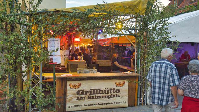 Die Grillhütte am Salmenplatz ist erst seit 2022 beim Gernsbacher Altstadtfest vertreten. Dort gibt es Hüttenbratwurst und Brutzelfleisch. 