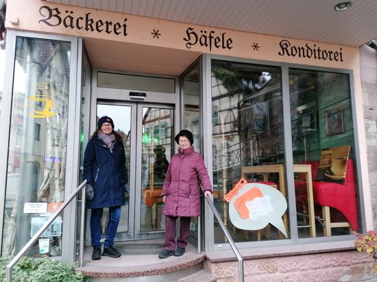 Anita Häfele und Tochter Ulrike Stößer vor ihrer Traditionsbäckerei in der Gernsbacher Schlossstraße. 