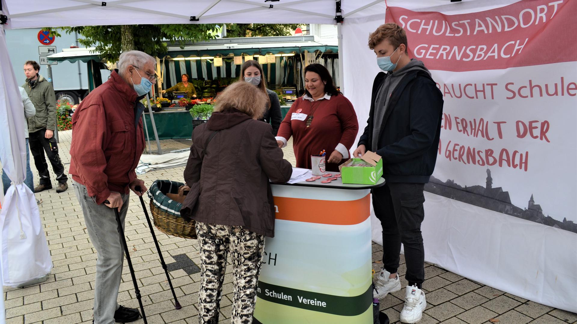 Handelslehranstalt Gernsbach: Unterschriften für den Erhalt der HLA Gernsbach wurden  gestern auf dem Wochenmarkt gesammelt. Der Förderverein Freunde der HLA Gernsbach hatte einen Informationsstand zum Schulstandort Gernsbach aufgebaut.