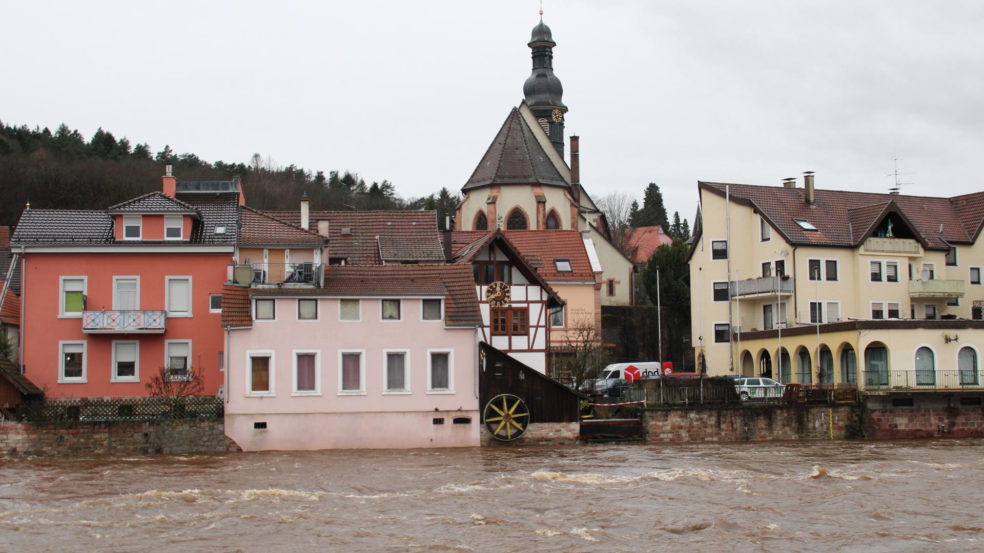 Hochwasser in der Murg in Gernsbach.